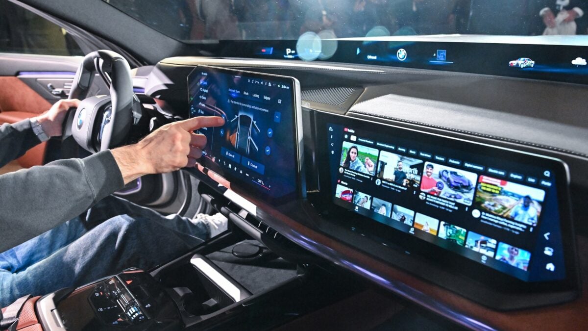 In the new BMW 7 Series, even the windscreen is partly screened